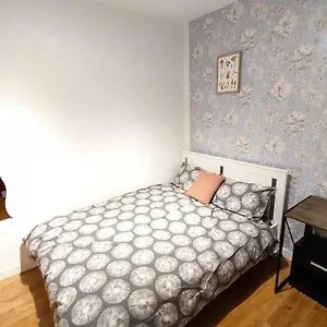 Apartment Spacious Flat With 2 To 3 Bedrooms, London