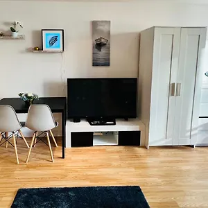 Apartment Modern Canary Studio- Wifi, London