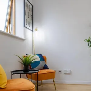 Apartment Morden Apartment, By The Sea With Free Parking, London